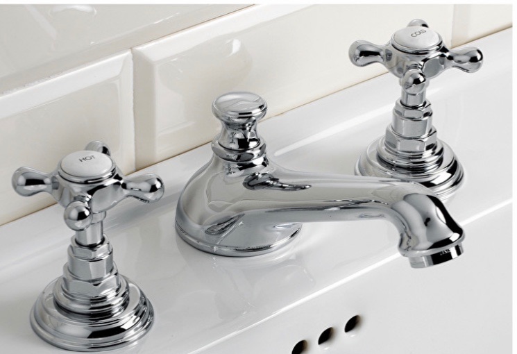 Mezcladora para lavabo con manerales de cruceta y tapas de maneral en blanco con indicador de temperatura, incluye desagüe. 